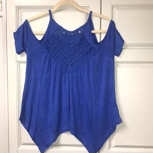 Embroidered, shoulder peek